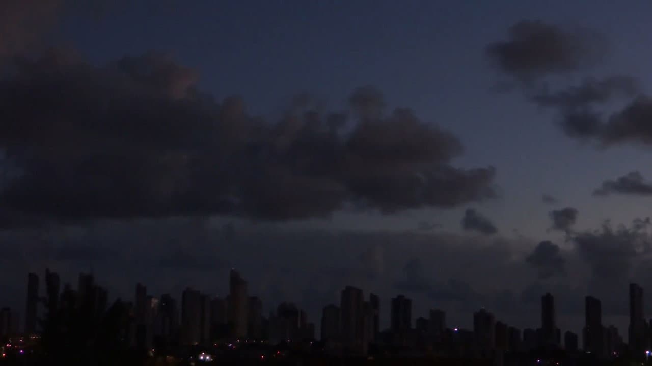 A Chegada Do Ônibus Na Madrugada Da Cidade Do Céu Roxo